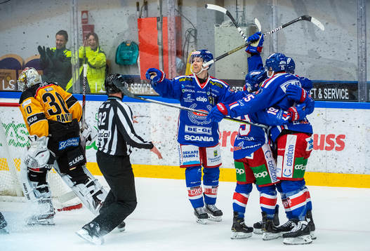 Oskarshamns Filiph Engsund  jublar med lagkamrater