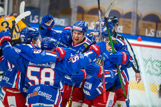 Oskarshamns Arsi Piispanen jublar med lagkamrater