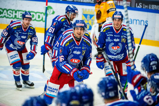 Oskarshamns Arsi Piispanen jublar med lagkamrater