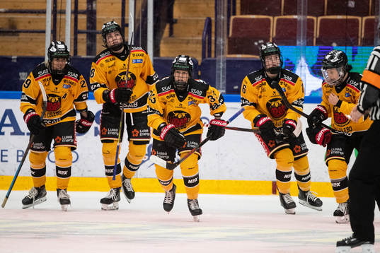 Luleås Michelle Karvinen jublar med lagkamrater