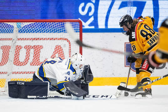 Leksands målvakt Jule Flötgen och Luleås Ronja Savolainen