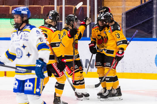 Luleås Michelle Karvinen jublar med lagkamrater