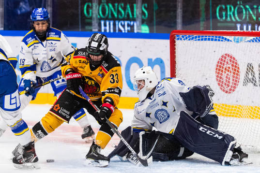 Luleås Michelle Karvinen oroar framför Leksands målvakt