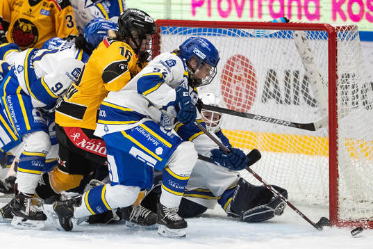 Luleås Petra Nieminen och Leksands Betty Jouanny framför