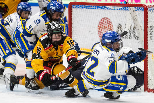 Luleås Petra Nieminen och Leksands Betty Jouanny framför