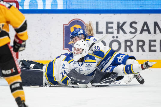 Leksands målvakt Jule Flötgen och Annie Silén