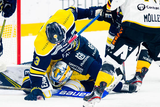 s Markus Lauridsen och målvakt Hugo Alnefelt