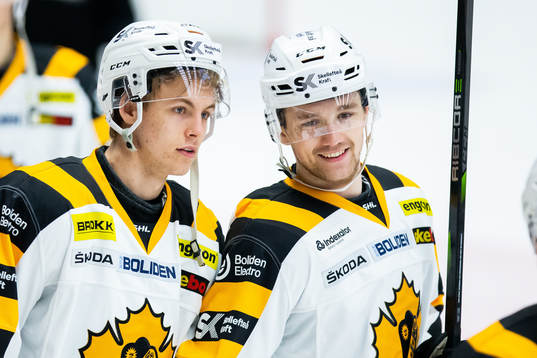 Skellefteås Philip Broberg och Filip Berglund jublar