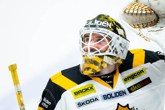 Skellefteås målvakt Gustaf Lindvall jublar