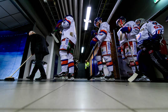 Oskarshamns spelare på väg ut till värmningen