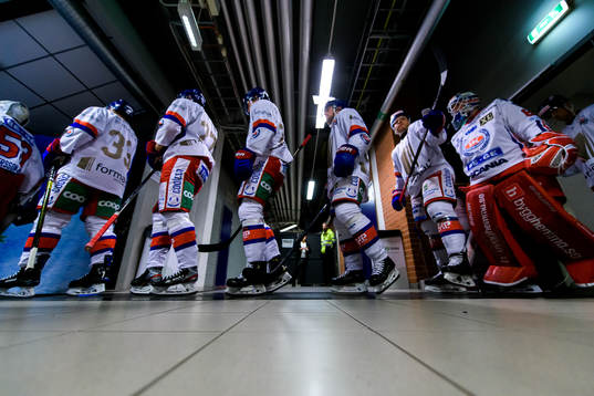 Oskarshamns spelare på väg ut till värmningen