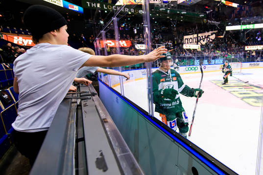 Supportrar hejar på Färjestads Linus Johansson