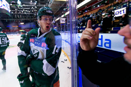 Färjestads Victor Ejdsell får reda på ett