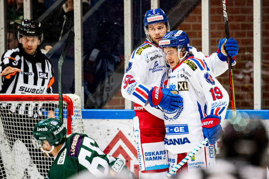 Oskarshamns Tyler Kelleher (h) jublar