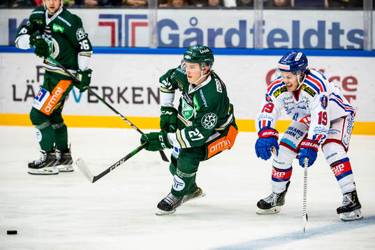 Färjestads Oskar Bäck och Oskarshamns Tyler Kelleher