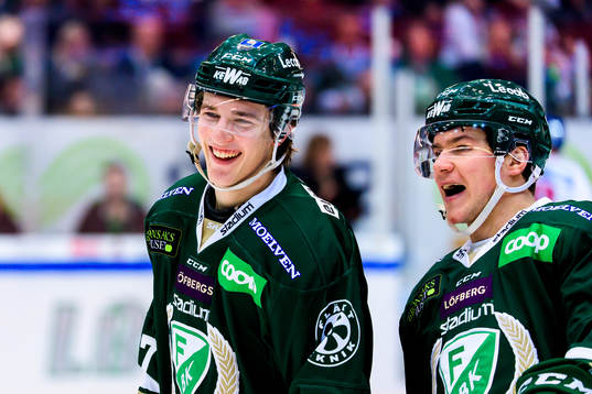 Färjestads Oskar Bäck och Michael Latta jublar