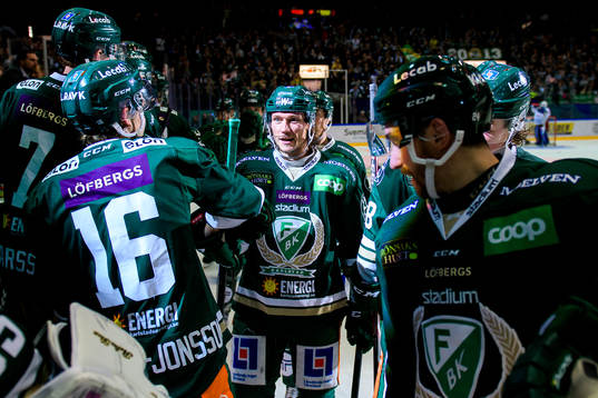 Färjestads Jesper Olofsson jublar med lagkamrater