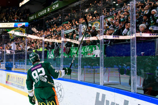 Färjestads Jesper Olofsson jublar och tackar publiken
