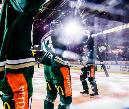 Färjestads Daniel Viksten och Sebastian Erixon jublar