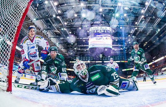 Oskarshamns Tyler Kelleher skjuter 5-1 och Färjestads
