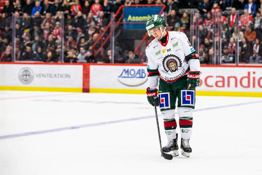 Frölundas Rhett Rakhshani lämnar isen skadad