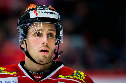 Örebros Mathias Bromé med ett sår på hakan