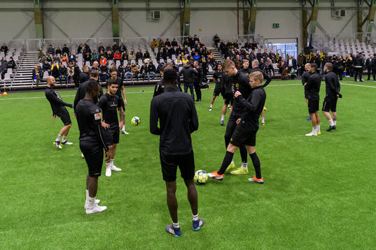 Herrlaget värmer upp vid en gemensam säsongsuppstart med