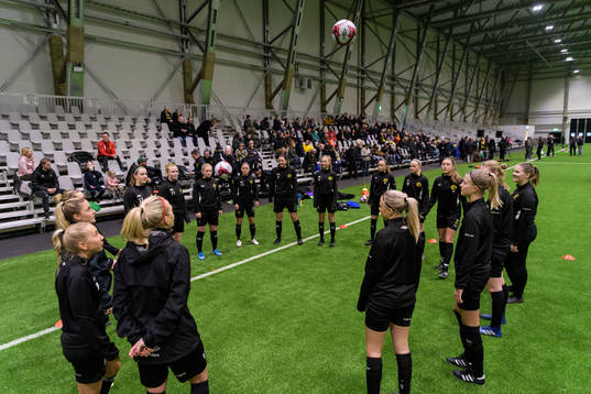 Damlaget värmer upp vid en gemensam säsongsuppstart med