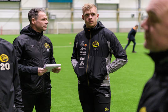 Damlags tränare Joakim Carlsson och herrlagets