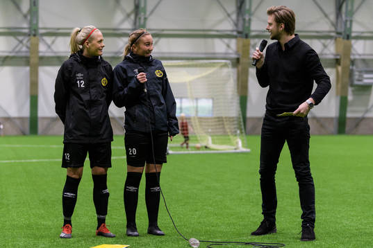 Elfsborgs medansvarige Johannes Sandberg intervjuar