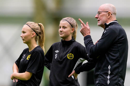 Damlagets Linn Sångberg och Sara Isaksson lyssnar på