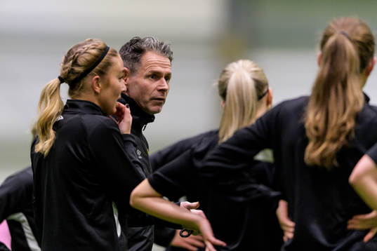 Damlagets tränare Joakim Carlsson