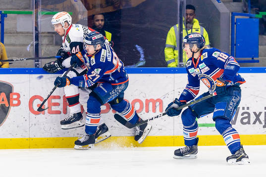 Växjös Martin Lundberg tacklar Malmö Redhawks Jesper