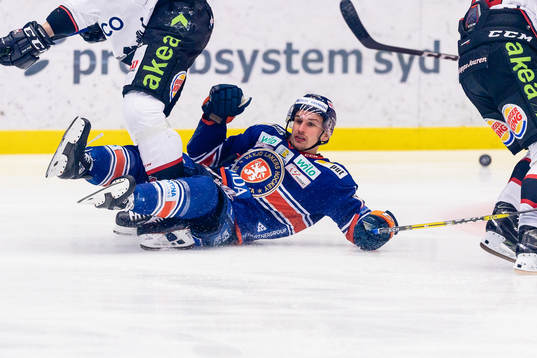 Växjös Casey Bailey faller