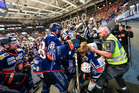 Bråk mellan Växjös och Malmö Redhawks spelare mellan