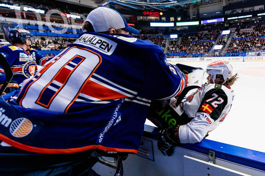 Växjös målvakt Viktor Fasth puttar Malmö Redhawks