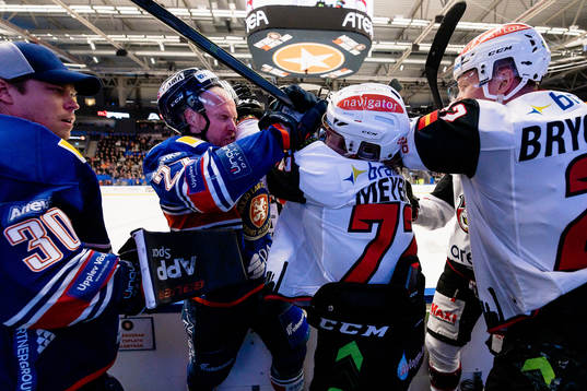 Bråk mellan Växjös Martin Lundberg och Malmö Redhawks