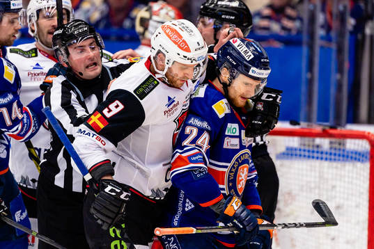 Gruff mellan Malmö Redhawks Frederik Storm och Växjös