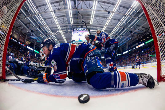 Växjös Tim Erixon faller när Malmö Redhawks gör mål