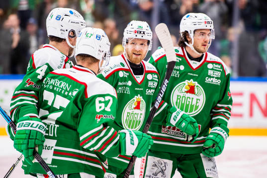 Rögles Ted Brithén jublar med lagkamrater