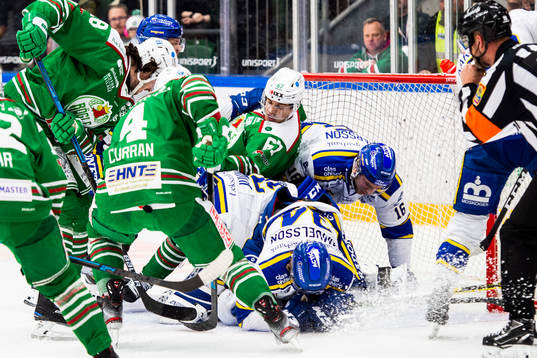 Rögles Leon Bristedt i en duell med Leksands målvakt