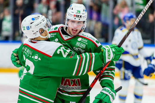 Rögles  Dominik Bokk jublar tillsammans Samuel Jonsson