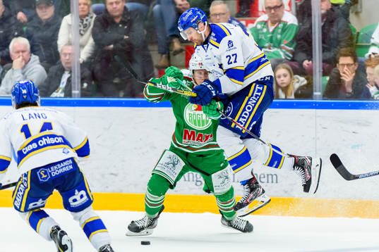 Rögles  Daniel Bertov tacklar Leksands Marek Hrivik