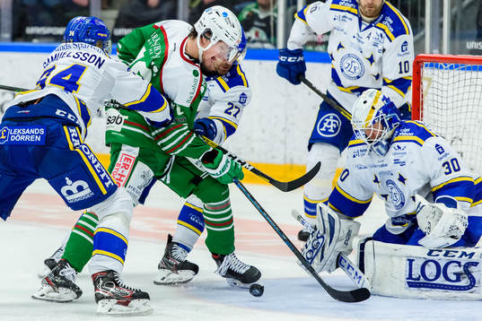 Rögles Dominik Bokk och Leksands målvakt Janne Juvonen