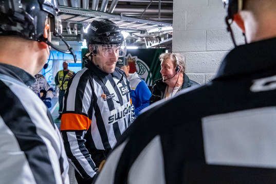 Huvuddomare Mikael Sjöqvist innan ishockeymatchen i SHL