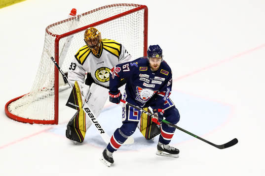 Linköpings Jarno Kärki och Brynäs målvakt Samuel Ersson
