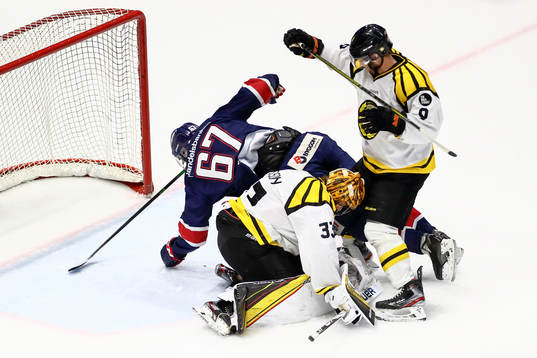 Brynäs målvakt Samuel Ersson , Linköpings Jarno Kärki