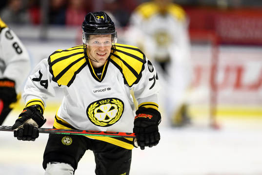 Brynäs Nicklas Danielsson jublar
