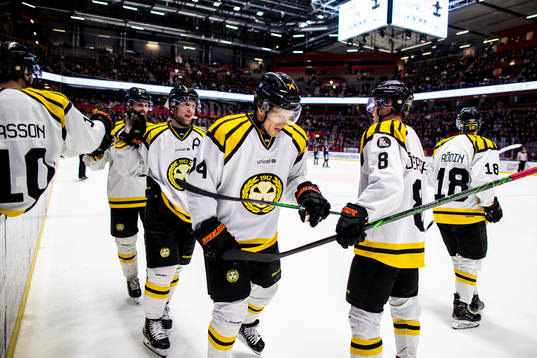 Brynäs Nicklas Danielsson (m) jublar