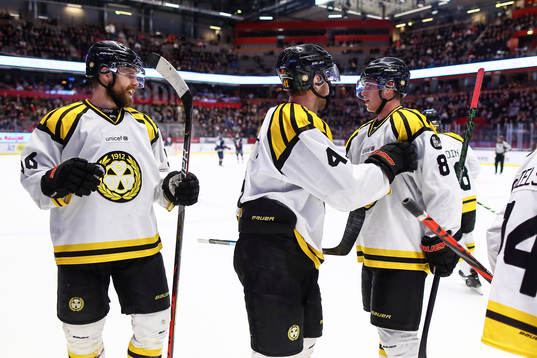 Brynäs spelare med Victor Söderström jublar